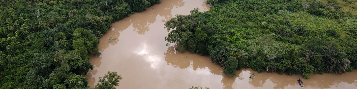 Blick auf den Fluss Hana, der durch den Taï-Nationalpark in der Côte d'Ivoire fließt.