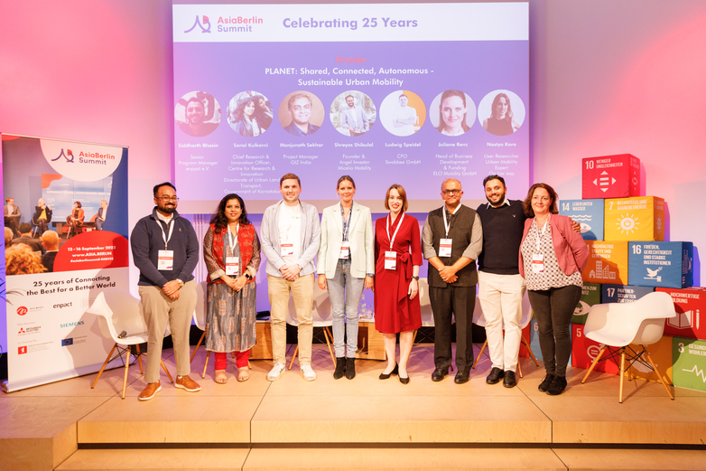 Vertreter*innen des „Urban Mobility Berlin and India“ – Projekts bei einer Podiumsdiskussion auf dem AsiaBerlin Summit in Berlin 2022.