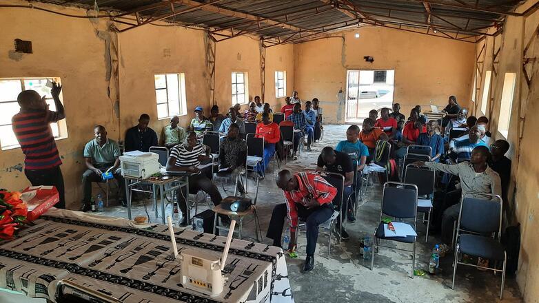 Mehrere Bürger*innen haben sich in einem Raum versammelt und beteiligen sich an einer Budgetplanung.