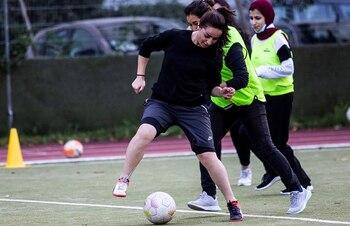 Women play football together. Copyright: GIZ