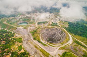 Un paysage d’extraction industrielle de matières premières en Sierra Leone. Copyright : GIZ / Michael Duff
