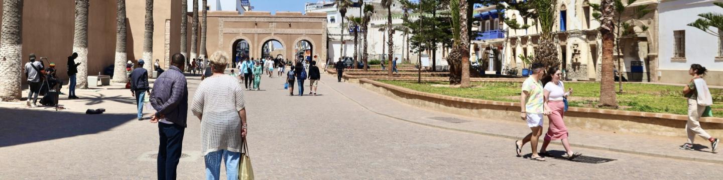 Un groupe de personnes marchant sur un trottoir.