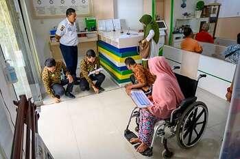 Unterschiedliche Menschen haben Zugang zum zukünftigen Jobcenter.