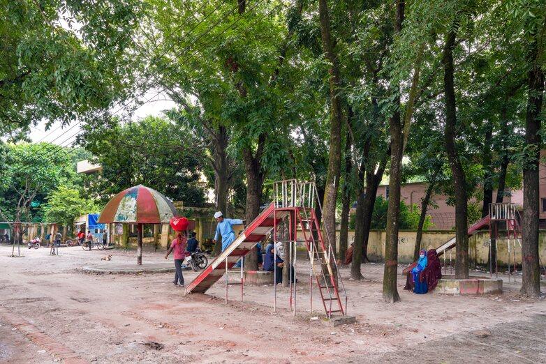 Three men working at a construction site. Copyright: GIZ BD