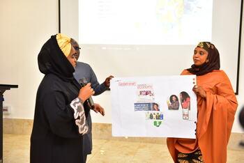 Zwei Teilnehmerinnen präsentieren ihre Arbeit.