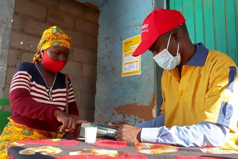 Eine Kleinbäuerin und Mitglied einer Spargruppe eröffnet mit digitalem Fingerabdruck ein Konto bei einem Bankagenten im ländlichen Nacala a Velha in der Provinz Nampula. Copyright: GIZ/ Marta Barroso