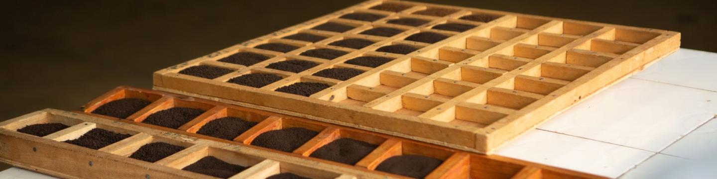 Ein Tablett mit mehreren kleinen Holzkisten darauf.