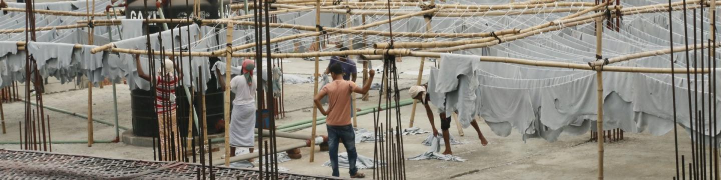 Arbeitende hängen Leder zum Trocknen auf Wäscheleinen auf. © GIZ/Vicotria Hohenhausen