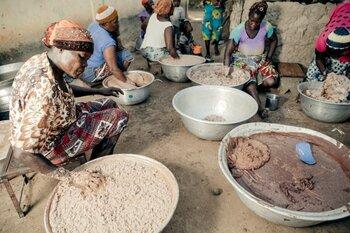 Des femmes transforment des amandes de karité en beurre. © GIZ / Ollivier Girard