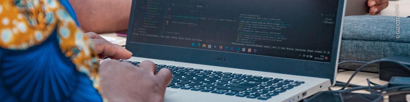 Eine Person arbeitet an einem Laptop.