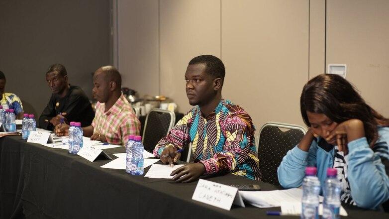 Ein Konferenzteilnehmer trägt eine Handprothese.