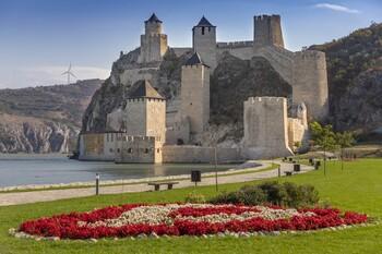 Die mittelalterliche Festung Golubac in Ostserbien liegt direkt an der Donau.