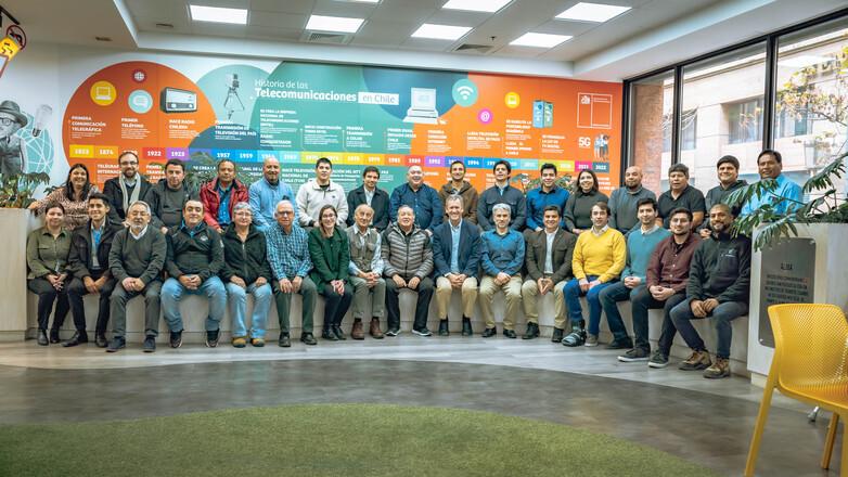 Der Minister für Verkehr und Telekommunikation sitzt mit den Betreiber*innen öffentlicher Verkehrsmittel zusammen.