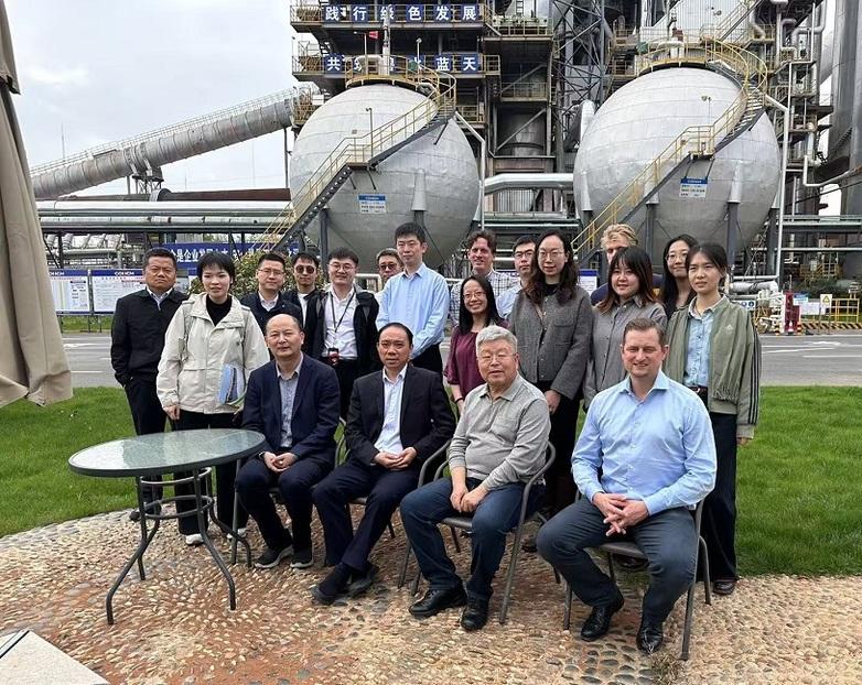 Gruppenfoto mit 19 Personen bei einem Vor-Ort-Besuch zur Dekarbonisierung der Zementindustrie .