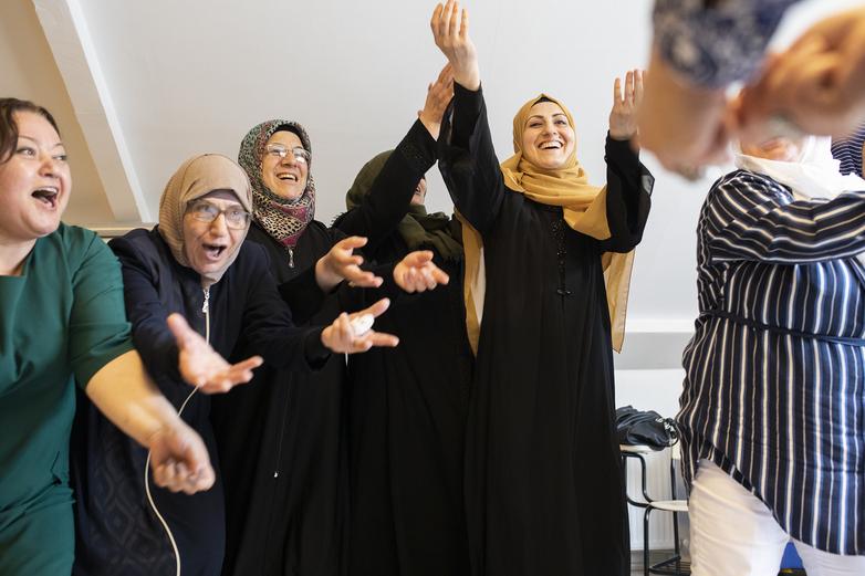 Frauen tanzen zusammen.