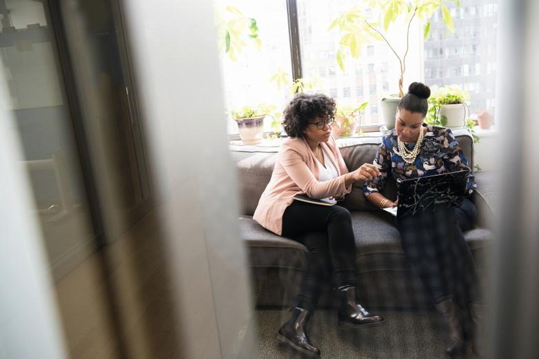 Two entrepreneurs discussing their innovative products and services. © GIZ / Christiana Morillo