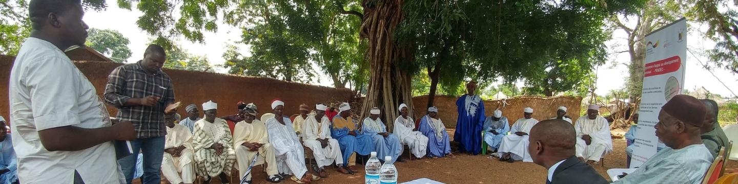 Bürgerbeteiligung: Eine Menschengruppe während eines Treffens im Freien.