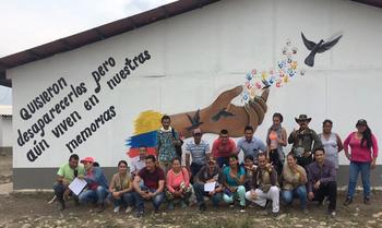 „Sie wollten sie verschwinden lassen, doch in unserer Erinnerung leben sie weiter“: Menschenrechtsaktivist*innen vor einem Graffiti.