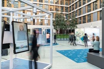 Besucher*innen der Wanderausstellung „Energiewende-Perspektiven“ im Lichthof des Auswärtigen Amts