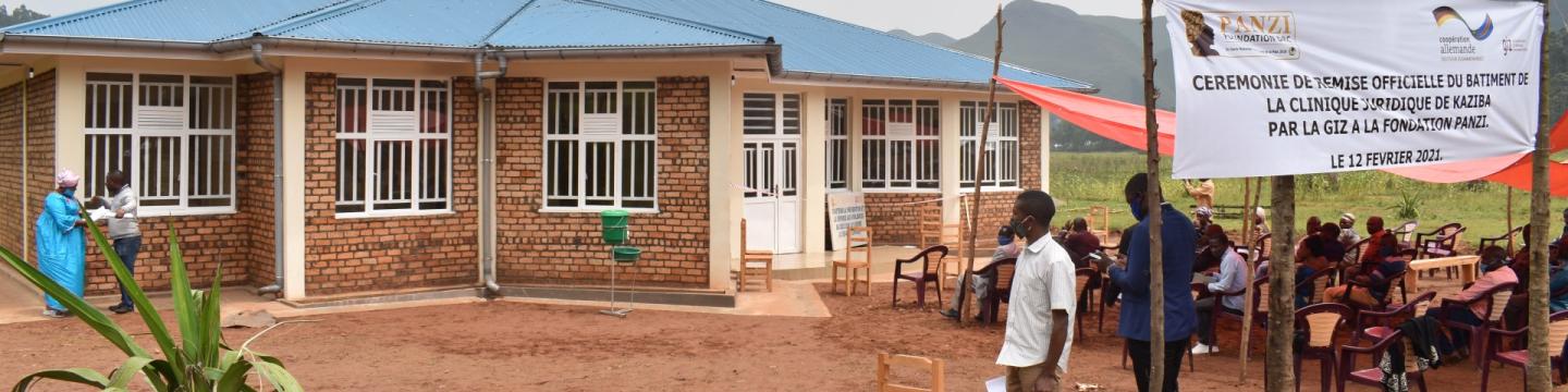 Vor dem One Stop Centre in Kaziba, Süd-Kivu, das gewaltbetroffene Frauen unterstützt, findet die Übergabe des Gebäudes an die Panzi-Stiftung statt.