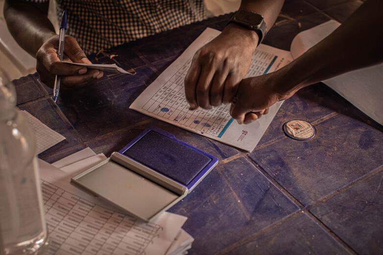 Eine Person unterschreibt mit einem Fingerabdruck. Copyright: GIZ / Raissa Karama