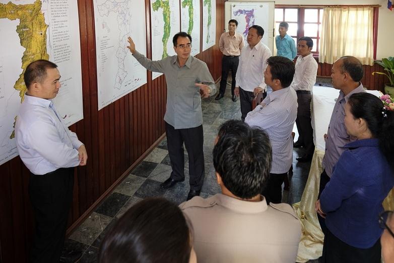 ກອງປະຊຸມຮ່ວມກັບພະແນກແຜນການ ແລະ ການລົງທຶນແຂວງໄຊຍະບູລີໃນການເຊື່ອມສານແຜນງານພັດທະນາເສດຖະກິດ ແລະ ສັງຄົມ ແຂວງ ແລະ ແຜນການຈັດສັນທີ່ດິນແບບມີສ່ວນຮ່ວມ. ນຳສະເໜີໂດຍທ່ານ ປ.ອ. ແວວເພັດ, ຮອງຫົວ?...