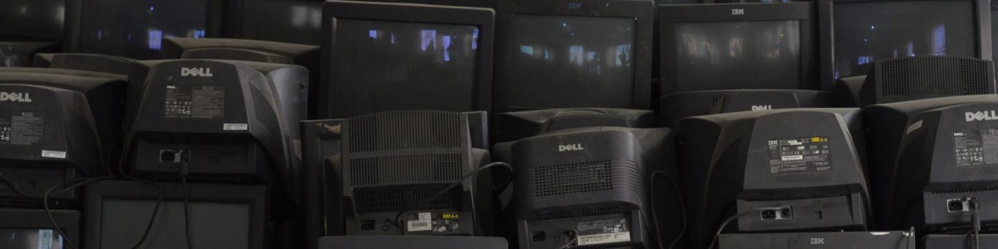 Ältere Fernsehgeräte stehen gestapelt aufeinander. © GIZ / Dirk Ostermeier