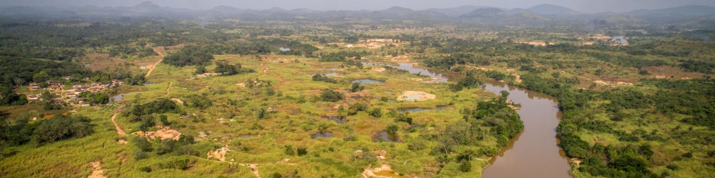 Le fleuve Mano serpente à travers un paysage verdoyant en Sierra Leone. Copyright : GIZ / Michael Duff