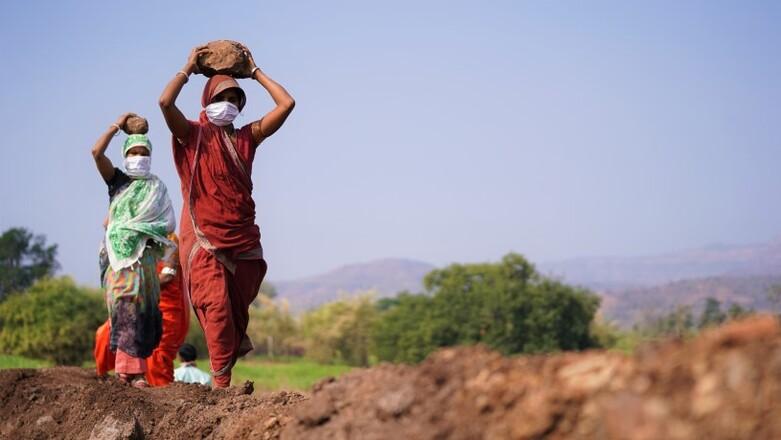 Women participating in the Mahatma Gandhi NREGA to improve the management of natural resources in Madhya Pradesh, India. GIZ/MGNREGA-EB (2019)