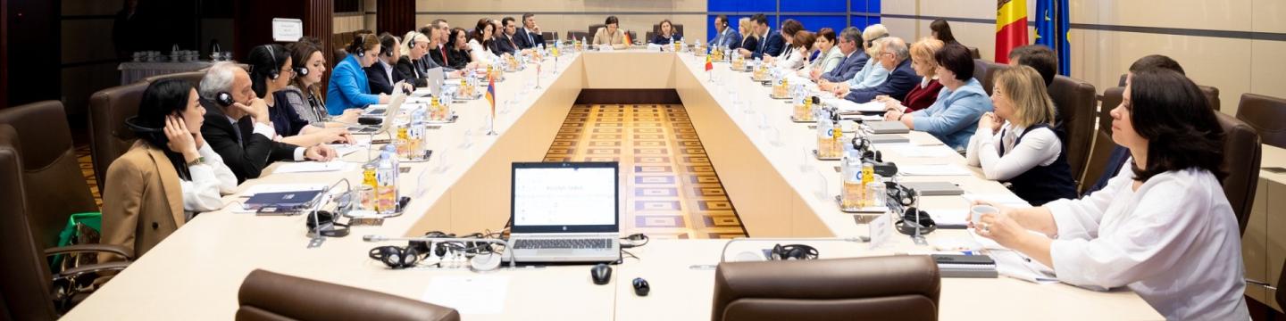 Regierungsvertreter*innen nehmen an einer Konferenz teil.