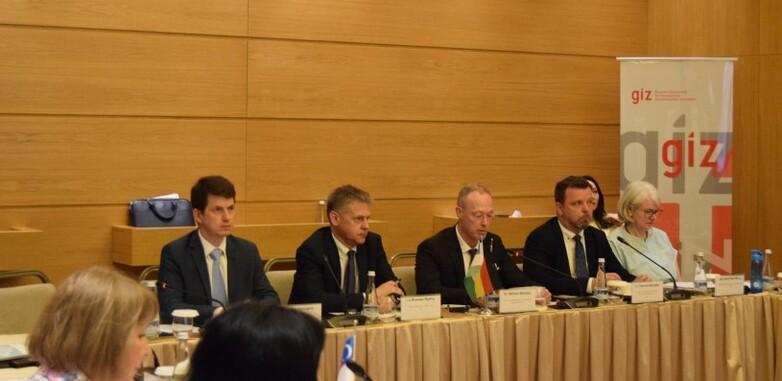 Eine Menschengruppe spricht im Rahmen einer Konferenz.