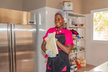 Arbeiterin in der Bäckerei © Mburu