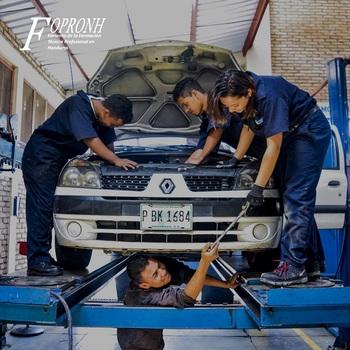 Campaña de publicidad: jóvenes mecánicos y mecánicas reparan juntos un automóvil. © GIZ-INBAS