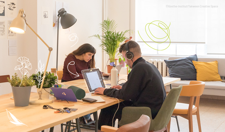Zwei Grafiker*innen arbeiten in einem Büro an ihren Laptops. Copyright: Goethe-Institut/Takween Creative Space