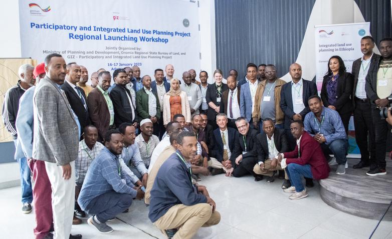 Projektbeteiligte stehen für ein Foto zusammen.