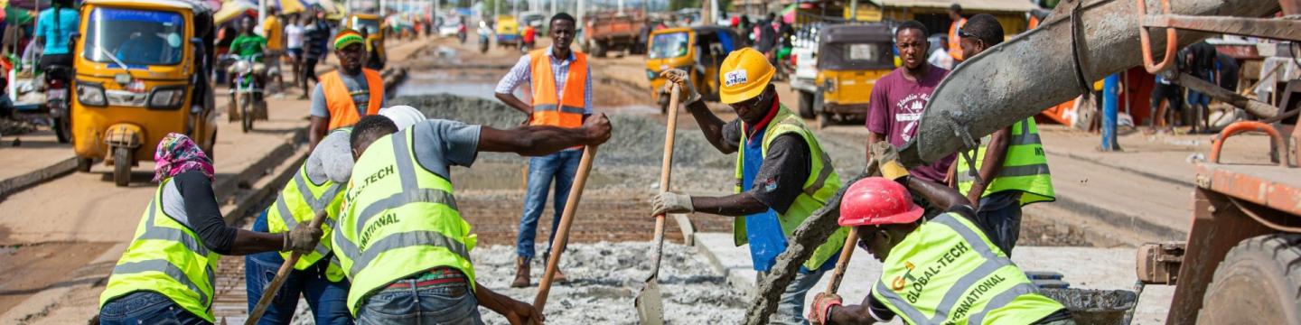 Bauarbeiter arbeiten an einer Straße