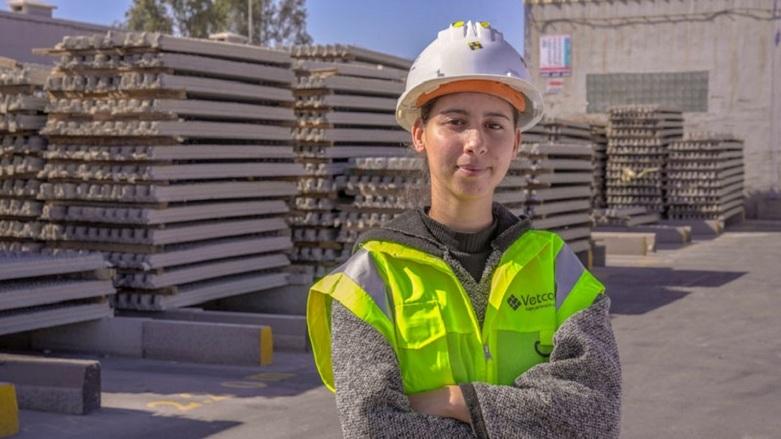 Apprenante opératrice logistique en formation