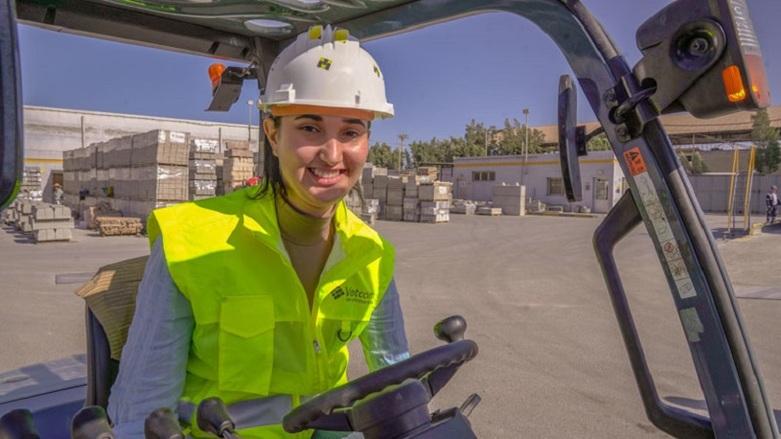 Apprenante opératrice logistique en formation