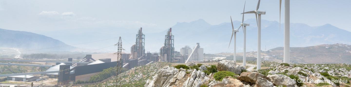 Windräder auf einem Hügel in Marokko