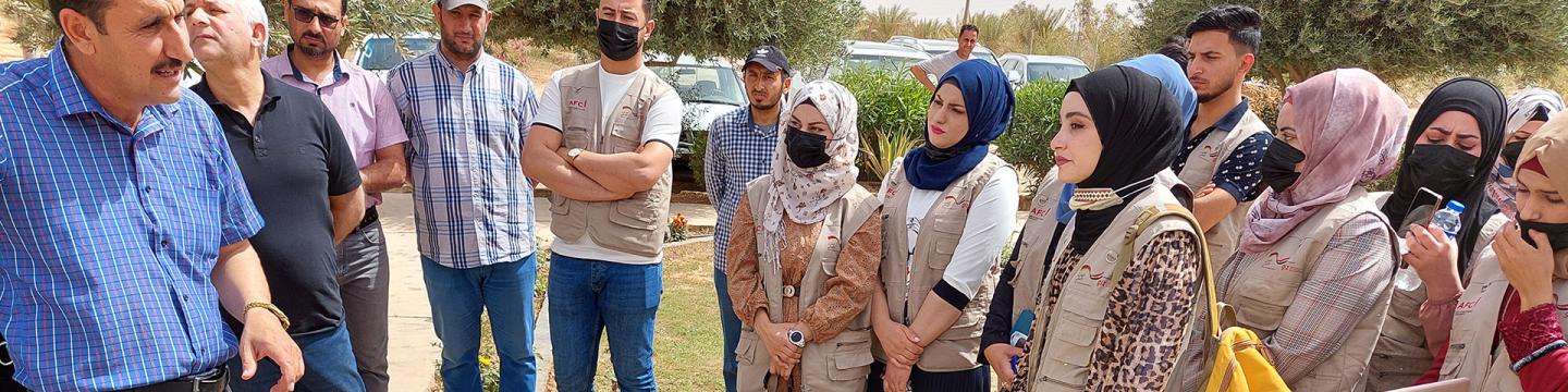 Mehrere Personen nehmen an einem landwirtschaftlichen Training teil.