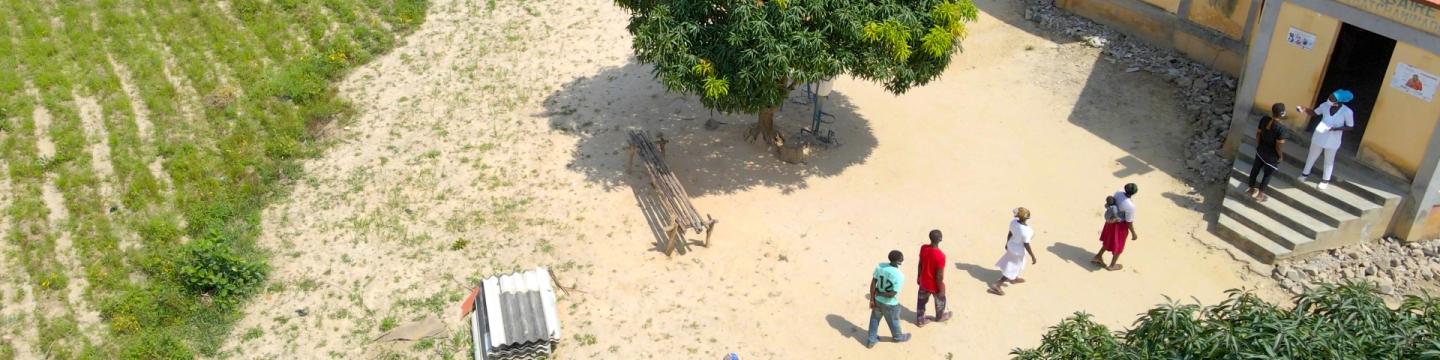 Mehrere Personen stehen vor einem Krankenhaus an.