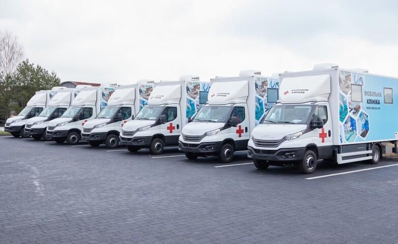 Eine Reihe geparkter mobiler medizinischer Einheiten in der Ukraine, mit denen Gesundheitsdienste für Menschen in abgelegenen Gebieten der Verwaltungseinheiten (hromadas) erbracht werden.