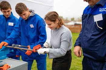 Junge Menschen bearbeiten Metall.