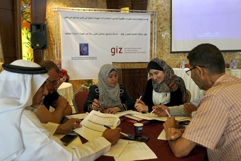 Fünf Personen an einem Konferenztisch.