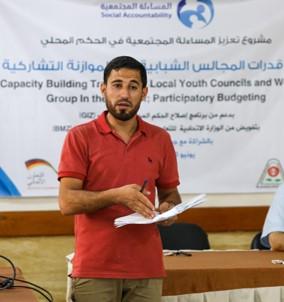 Ein Mann hält einen Vortrag.