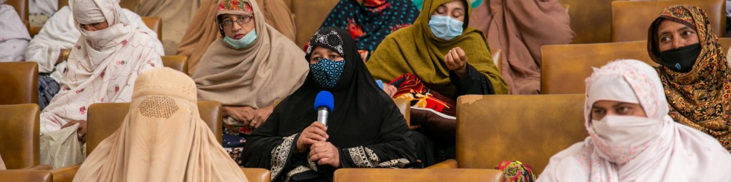 Frauen, die an einer öffentlichen Gerichtssitzung (auf Urdu: Khuli Kacheri) in Khyber Pakhtunkhwa, Pakistan, teilnehmen.