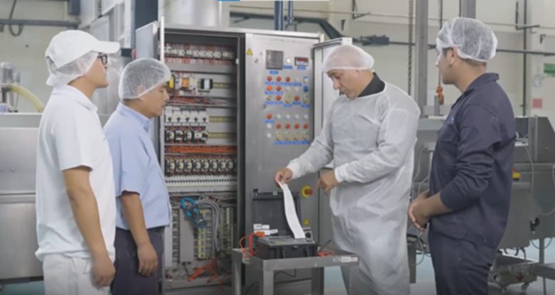 Technisches Personal liest die Aufzeichnungen des Elektronetzanalysators.