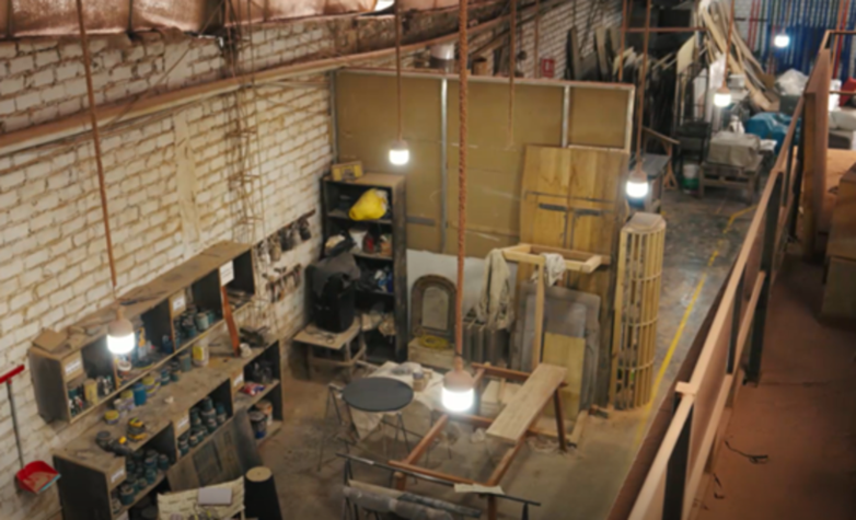 Energiesparende, helle Lampen hängen über Werkbänken.