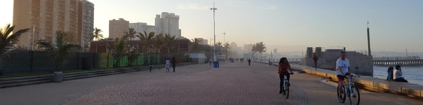 Piste cyclable le long d’une promenade.