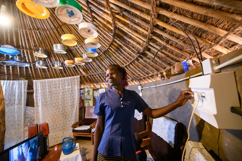 Inbetriebnahme von Solar-Mini-Netzen: Der Staatsminister für Energie, Hon. Okaasai Opolot, nimmt Solar-Mini-Netze im Lamwo-Distrikt, Norduganda, in Betrieb